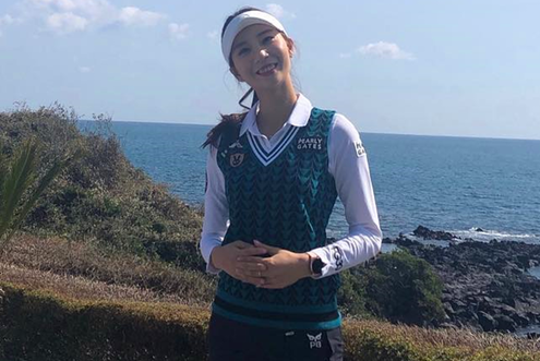 유니크한 패턴 베스트로 레이어드 스타일을 선보인! 최예지 프로의 봄 라운딩룩