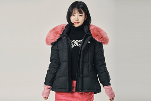 '블랙&핑크 컬러 매치로 연출한 민영 크루의 겨울 필드룩 스타일'